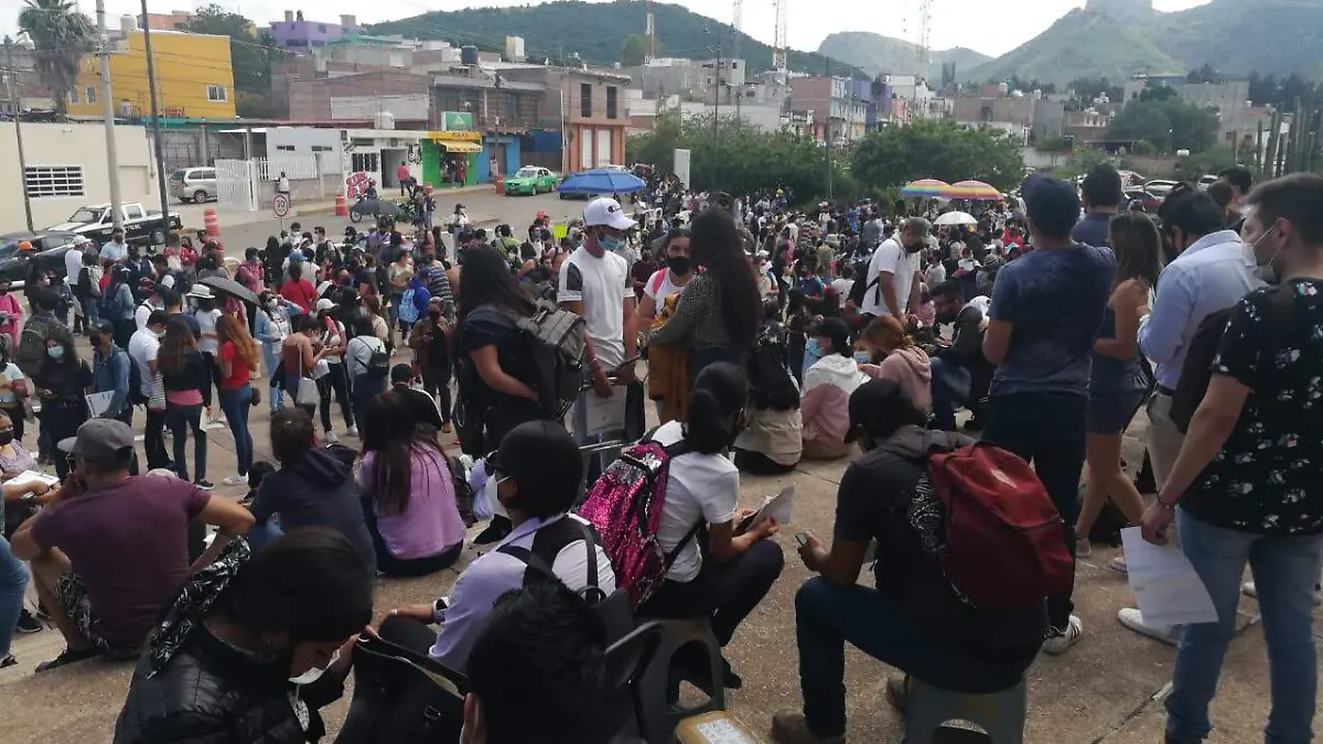 Vacunan-a-jovenes-de-18-a-29-años (2)