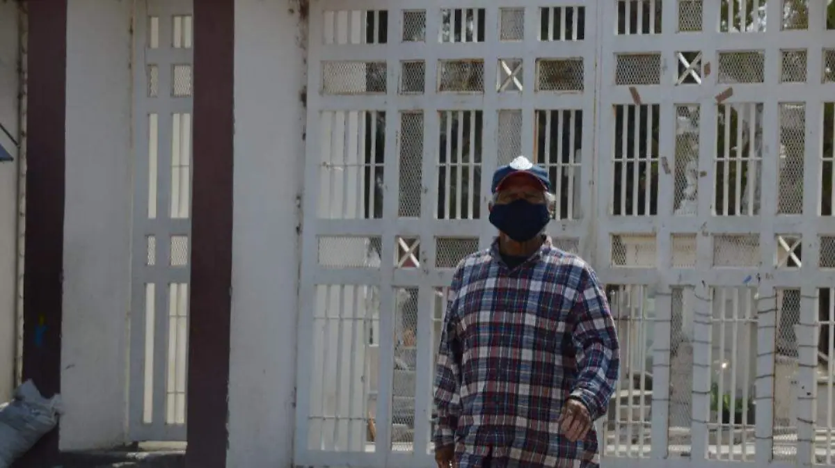 Irapuatenses atienden llamado de autoridades y no asisten a panteones  (1)