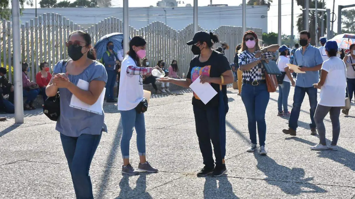Vacunan-a-2-mil-docentes-en-una-hora-en-Celaya   (3)