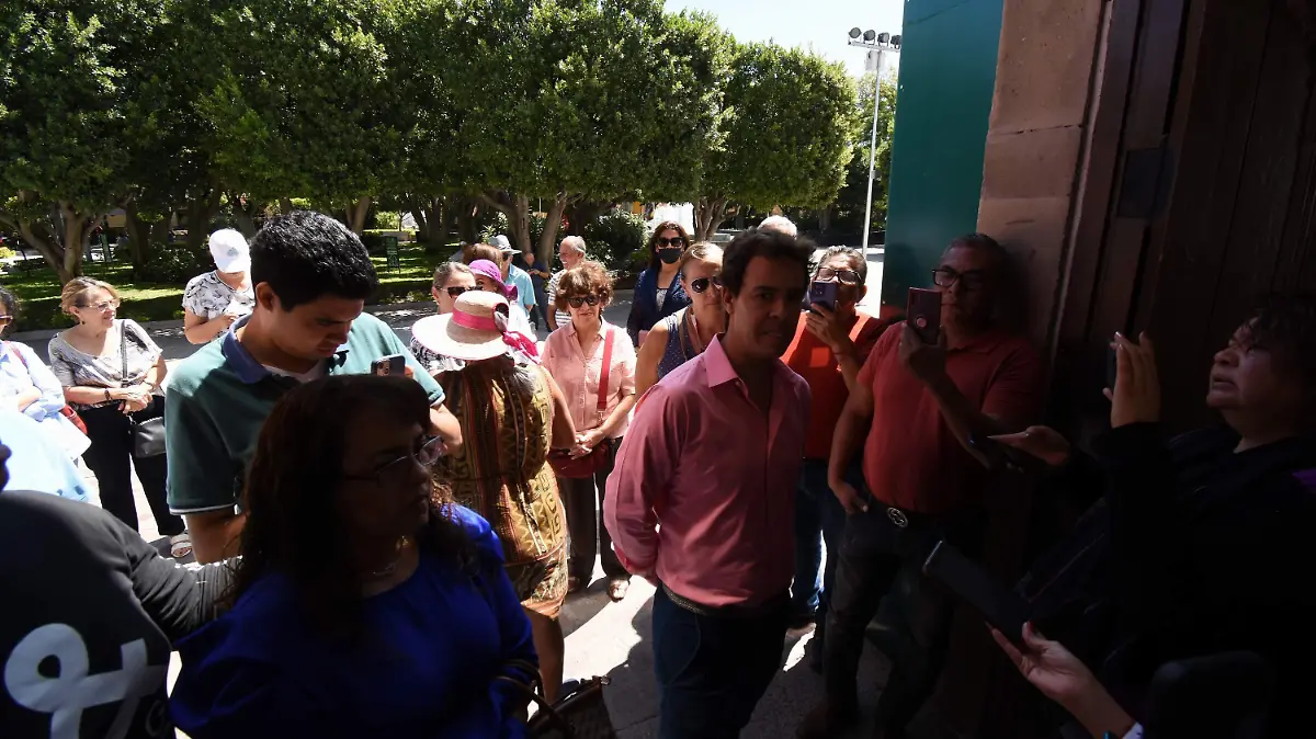 VECINOS Y RODOLFO. l RICARDO SANCHEZ .- EL SOL DE IRAPUATO (1)