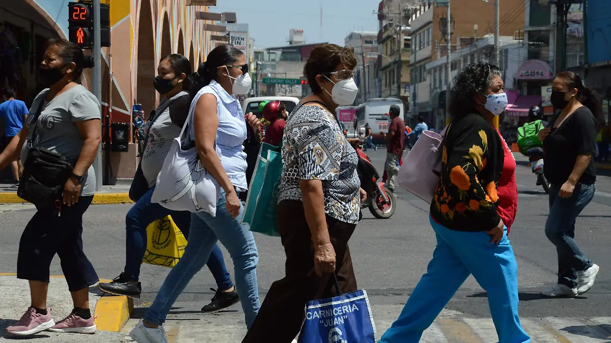 gente con cubre bocas (3)