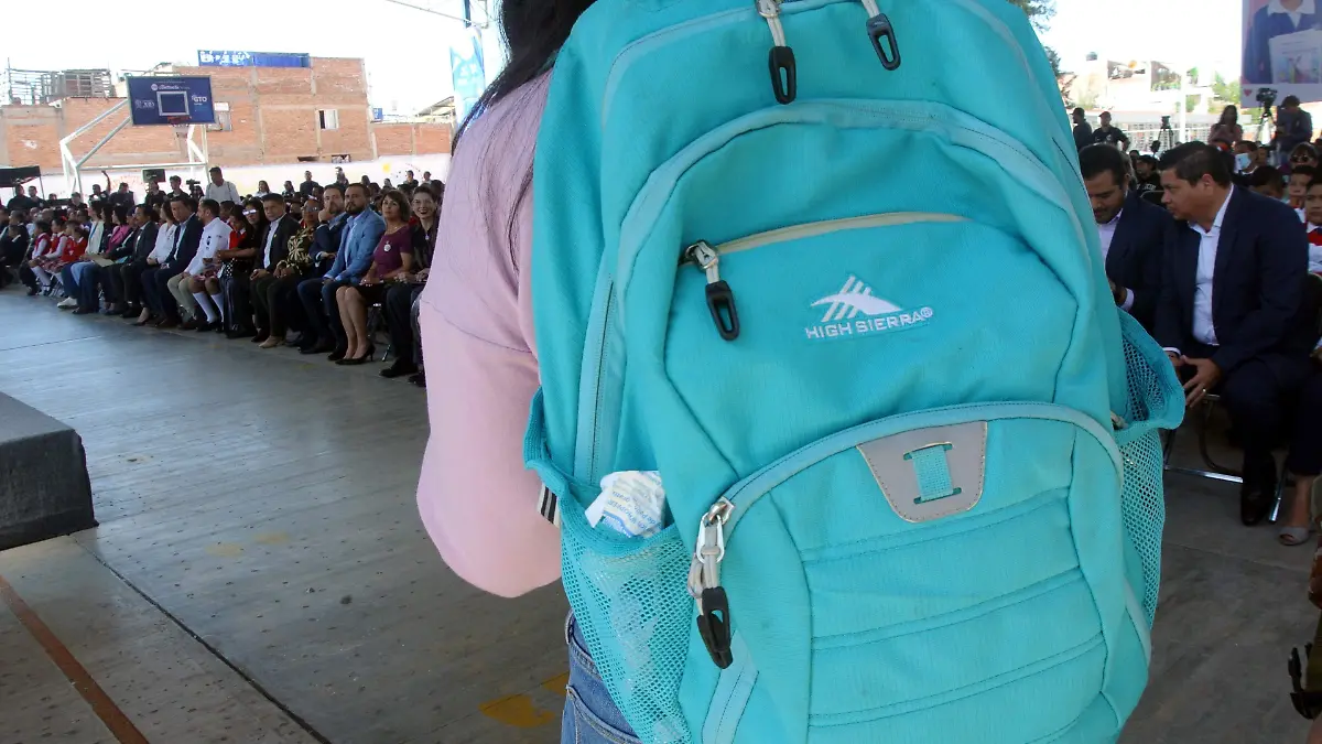 ENTREGA DE UTILES (4)