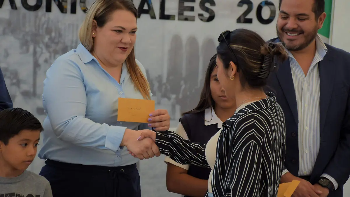 ENTREGAN-BECAS-MUNICIPALES (1)