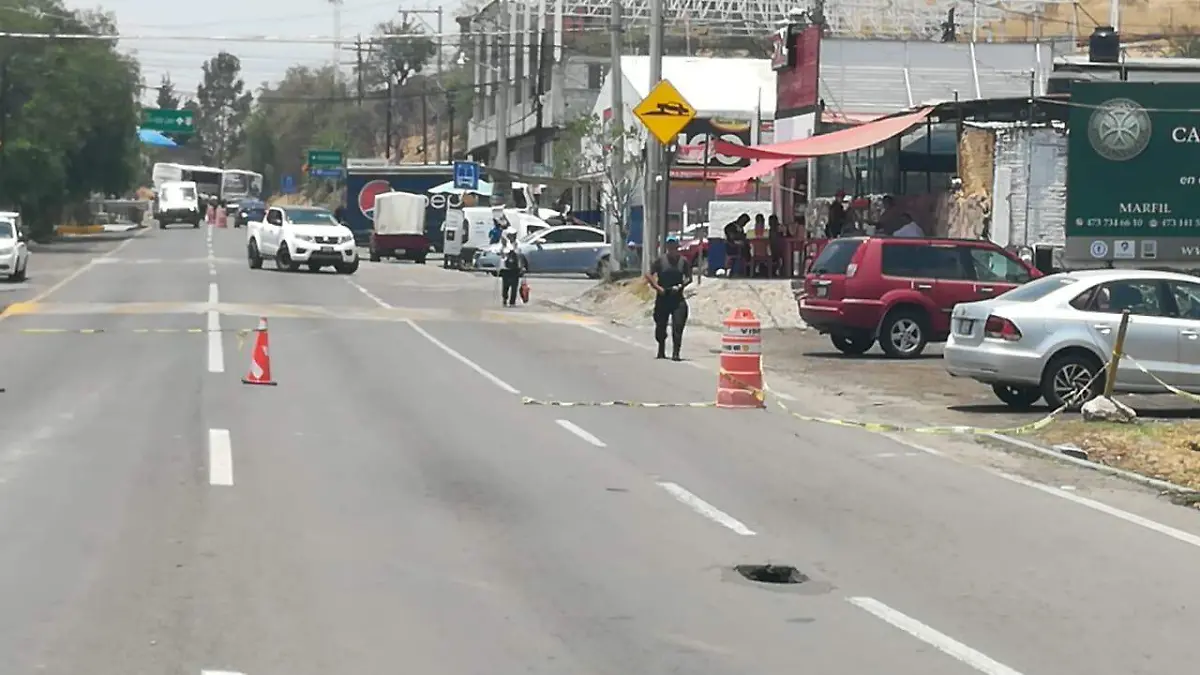 Alerta por socavón sobre la Libre Guanajuato - Silao (2)