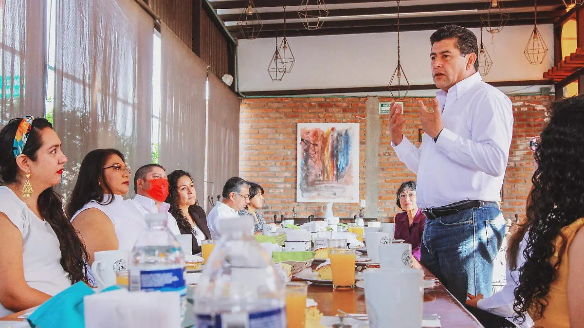 CARLOS MONTIBELLER SE REUNE CON MUJERES
