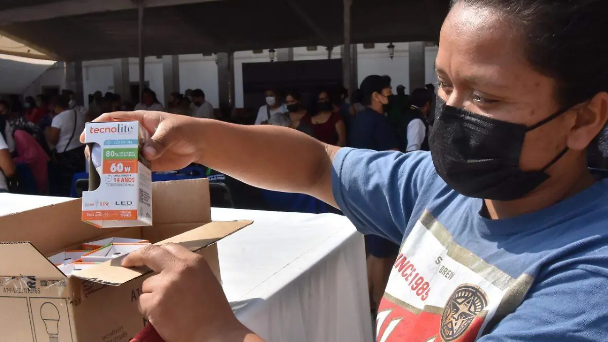 Entregan-5-mil-400-focos-ahorradores (3)