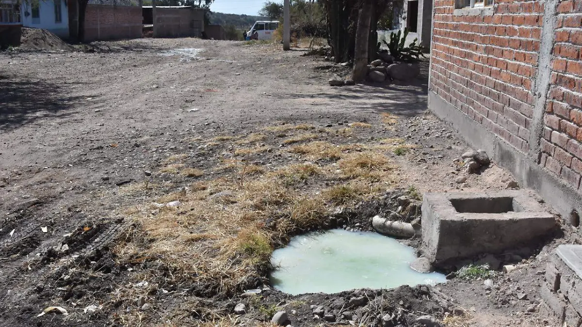 Piden-la-instalación-de-drenaje  (2)