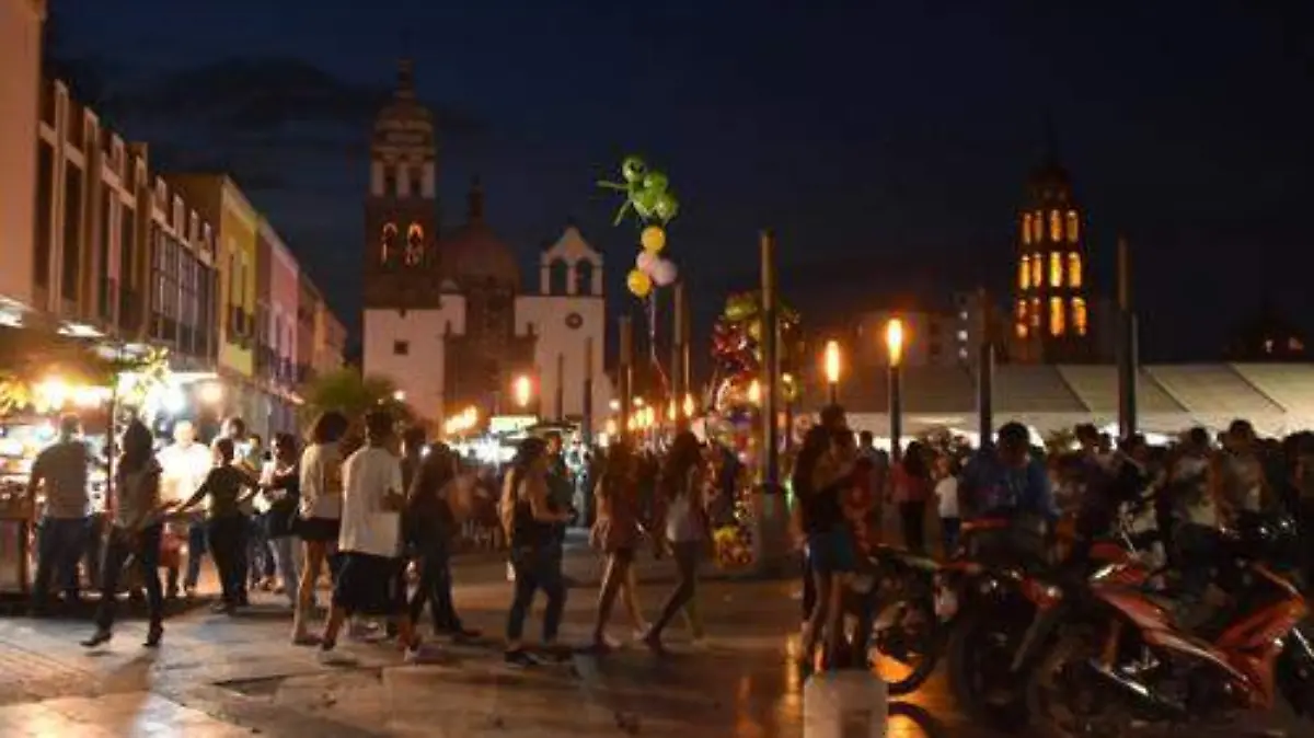 GENTE VIENDO  DEBATE (4)