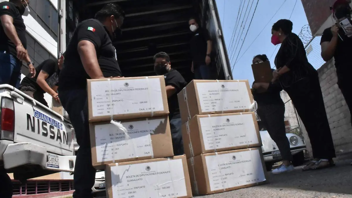 Llega material electoral para distritos 9 y 15  (3)