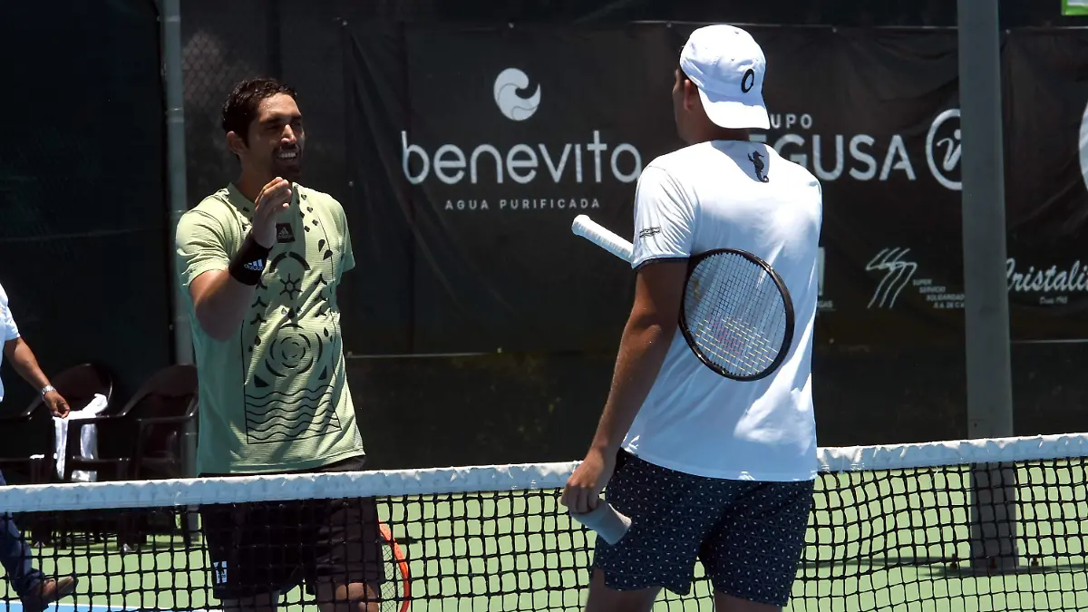 El-saludo-de-los-finalistas