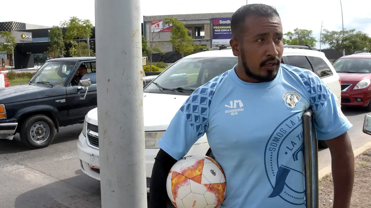 Roy-se-gana-la-vida-jugando-fútbol (2)