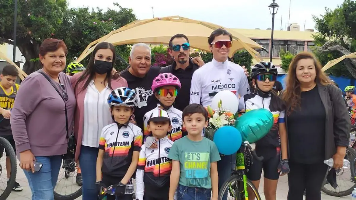 Dan-cálido-recibimiento-a-joven