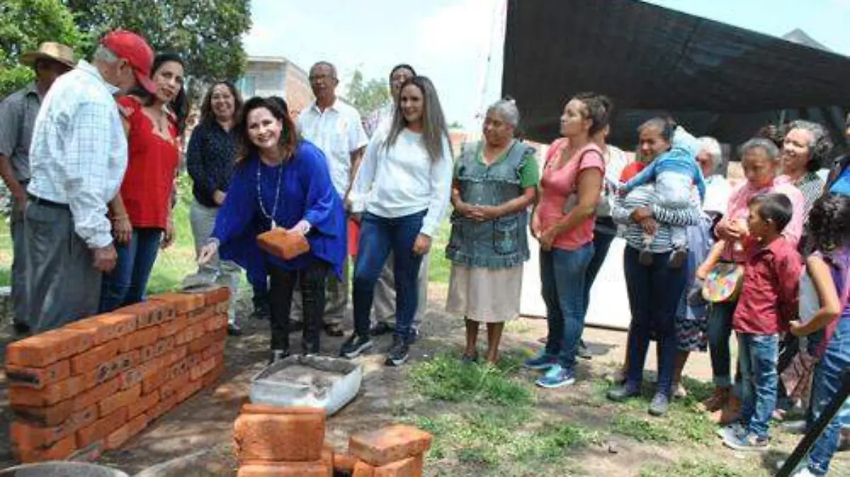 DE FORMA SIMBOLICA LA