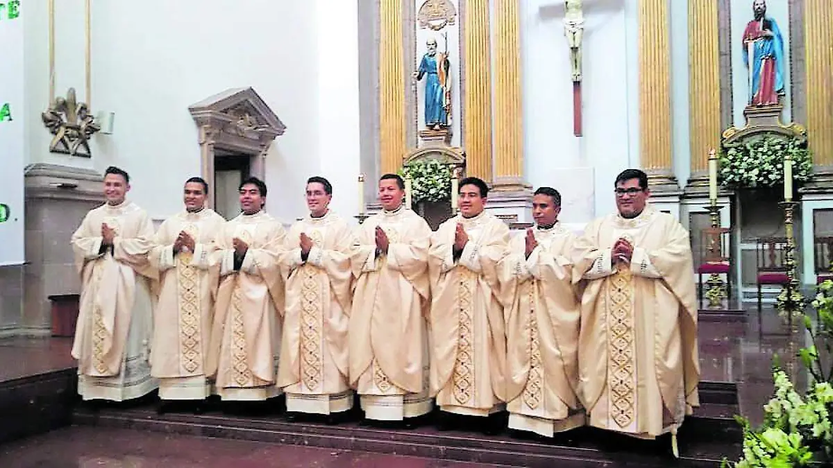 Obispo-ordena-sacerdotes  (3)