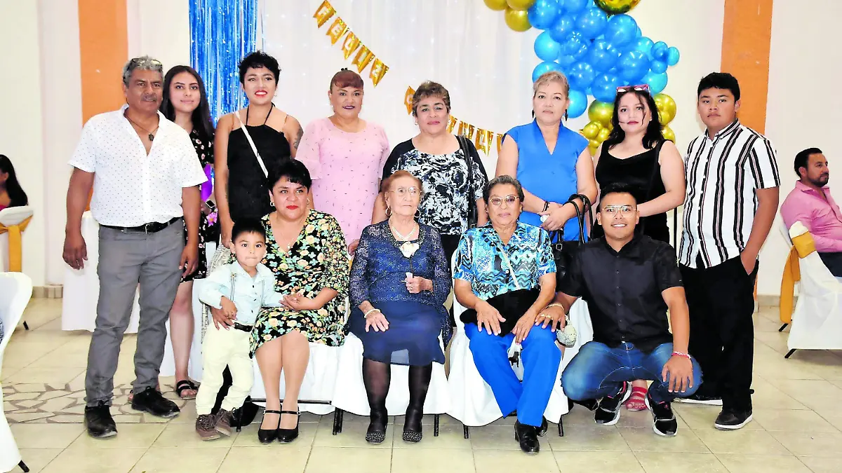 María-del-Carmen-festeja-con-su-familia (3)
