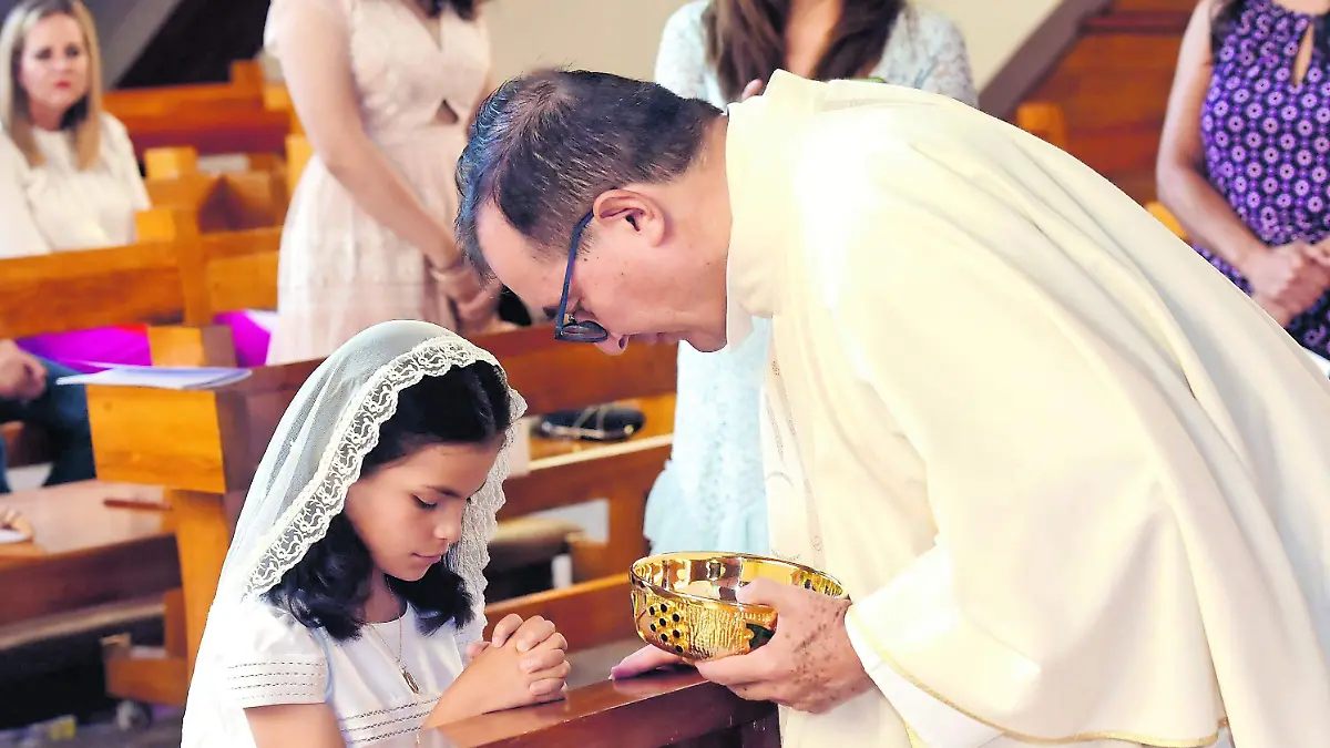 María-recibe-la-Comunión  (3)