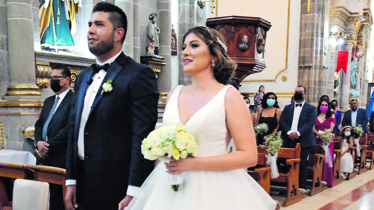 Ángel-y-Claudia-Reciben-la-bendición (3)