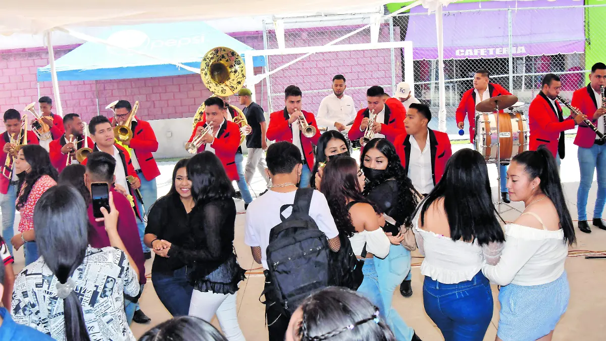 Alumnos-de-preparatoria (1)