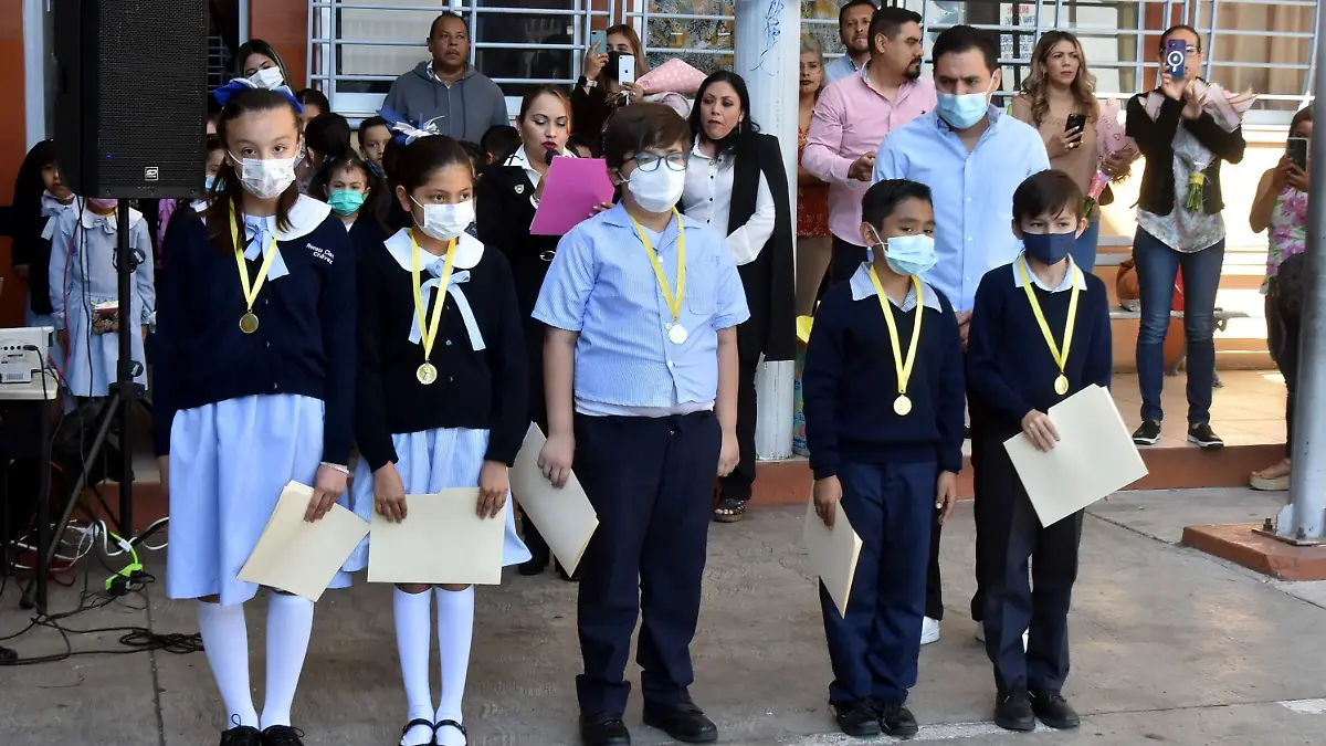  reconocen-esfuerzo-y-dedicación-de-alumnos (4)