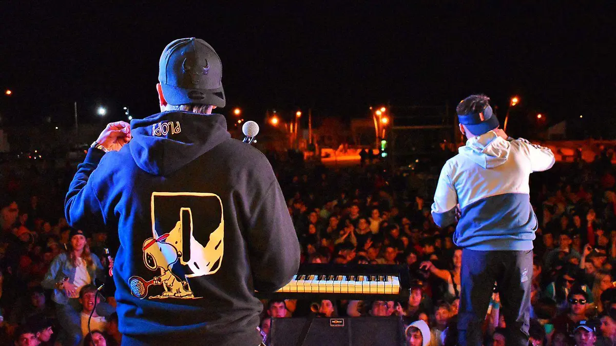 La-T-y-La-M-presentan-DY (1)