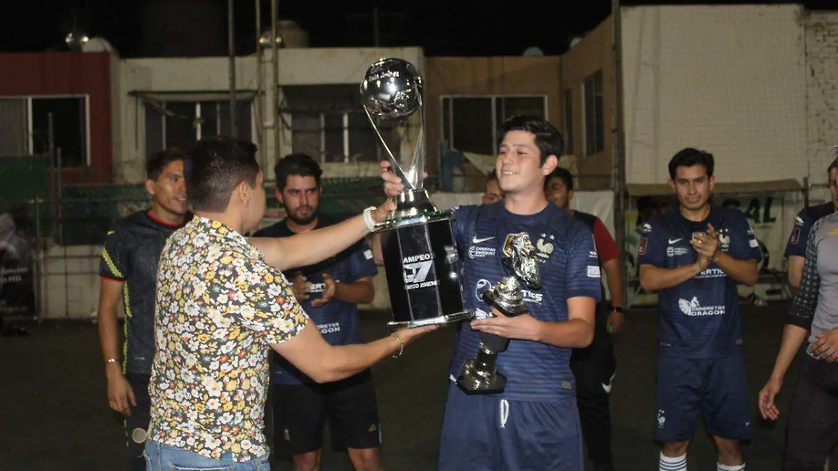 La-entrega-del-trofeo