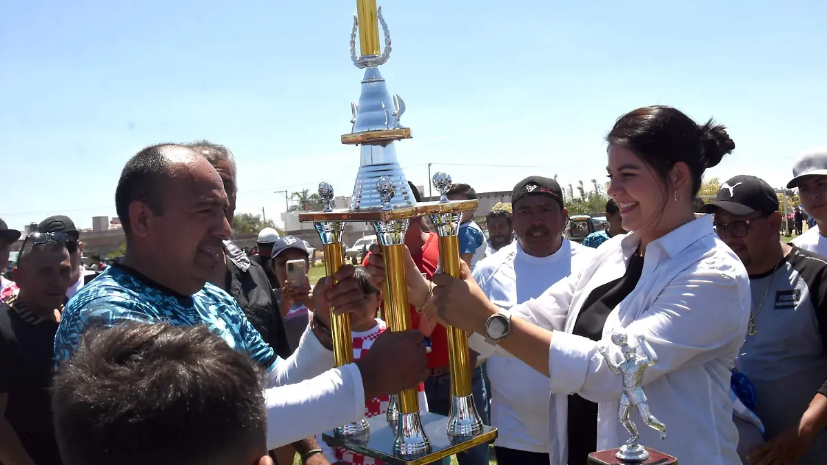 La-entrega-del-trofeo
