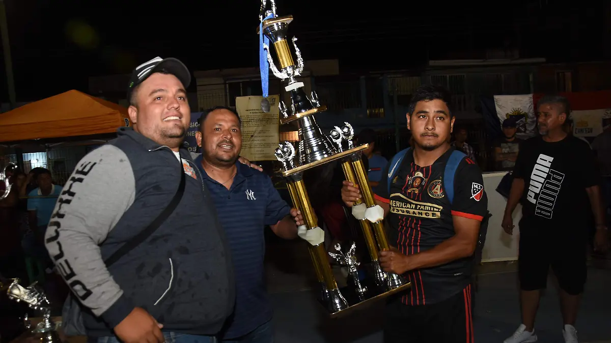 La-entrega-del-trofeo