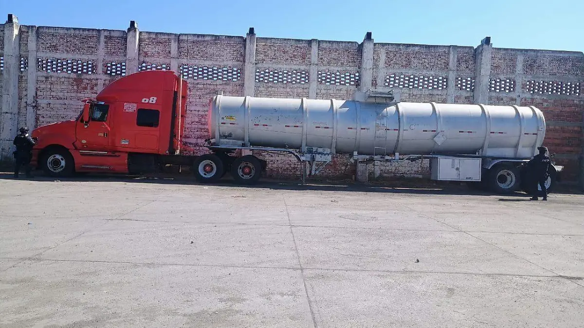 Descubrimiento de toma clandestina termina con aseguramiento de vehículos y combustible en la Irapuato - Abasolo