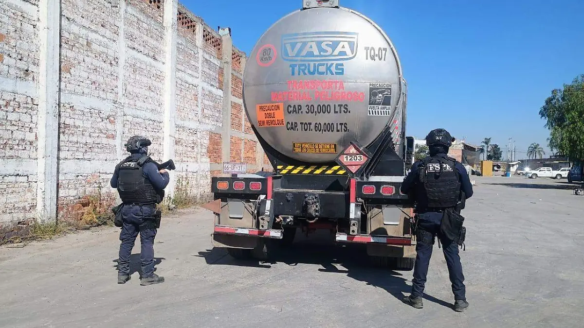 Descubrimiento de toma clandestina termina con aseguramiento de vehículos y combustible en la Irapuato - Abasolo