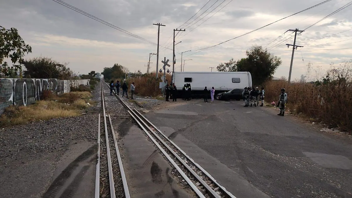 Camión urbano queda destrozado; intentó ganar el paso al tren en Irapuato
