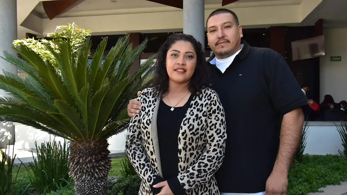 La cumpleañera y su esposo Eduardo Juárez