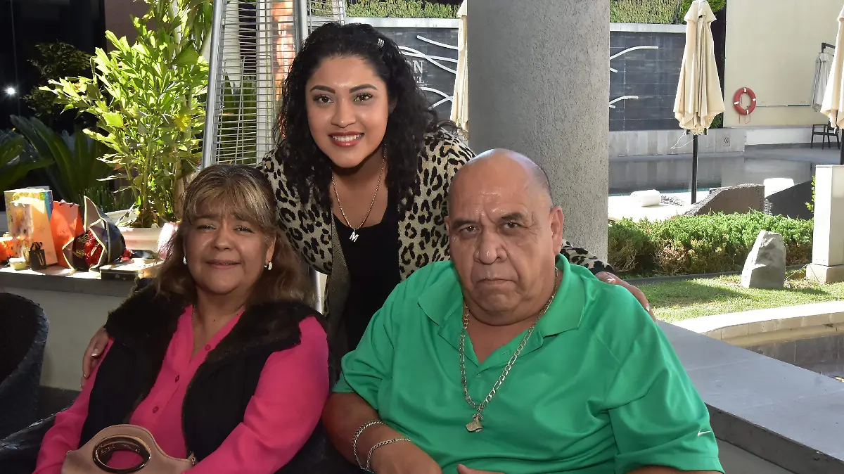 Virginia Ayala, la cumpleañera y Gonzalo Jaime