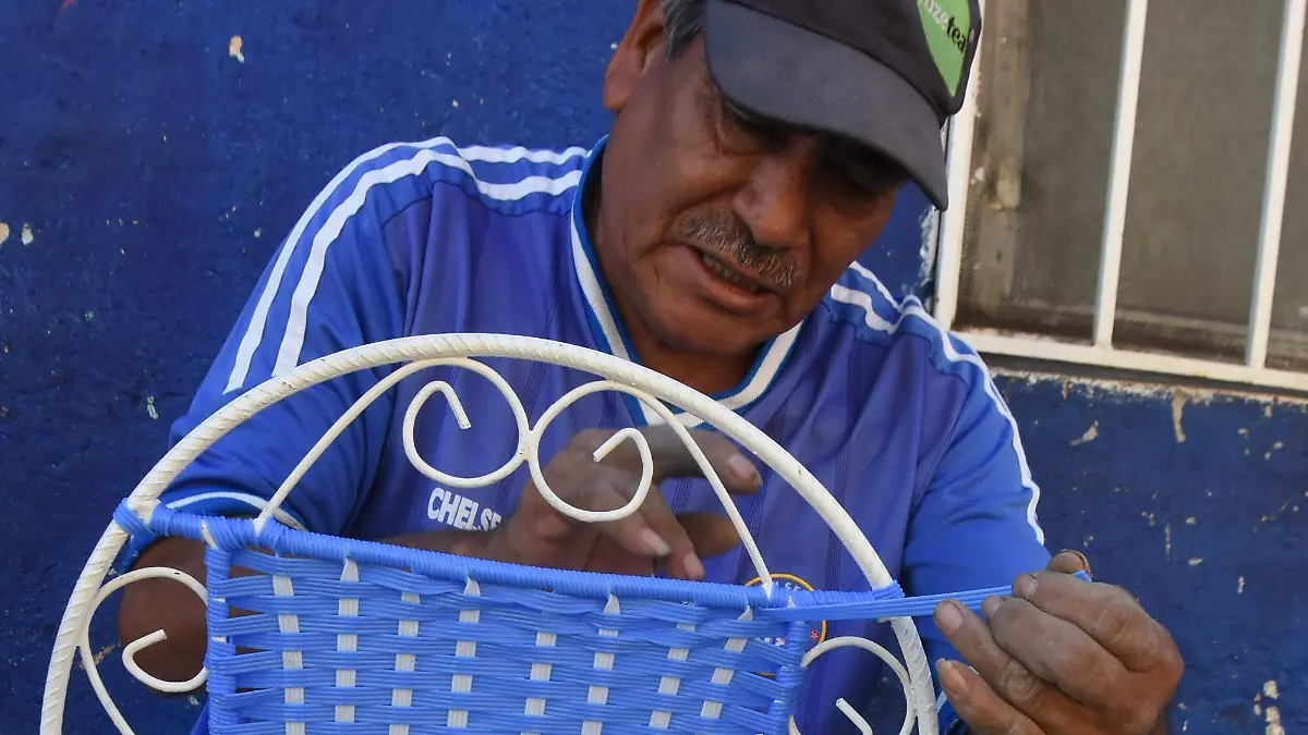 Pedro Servín: Cuatro décadas de oficio en el tejido de sillas