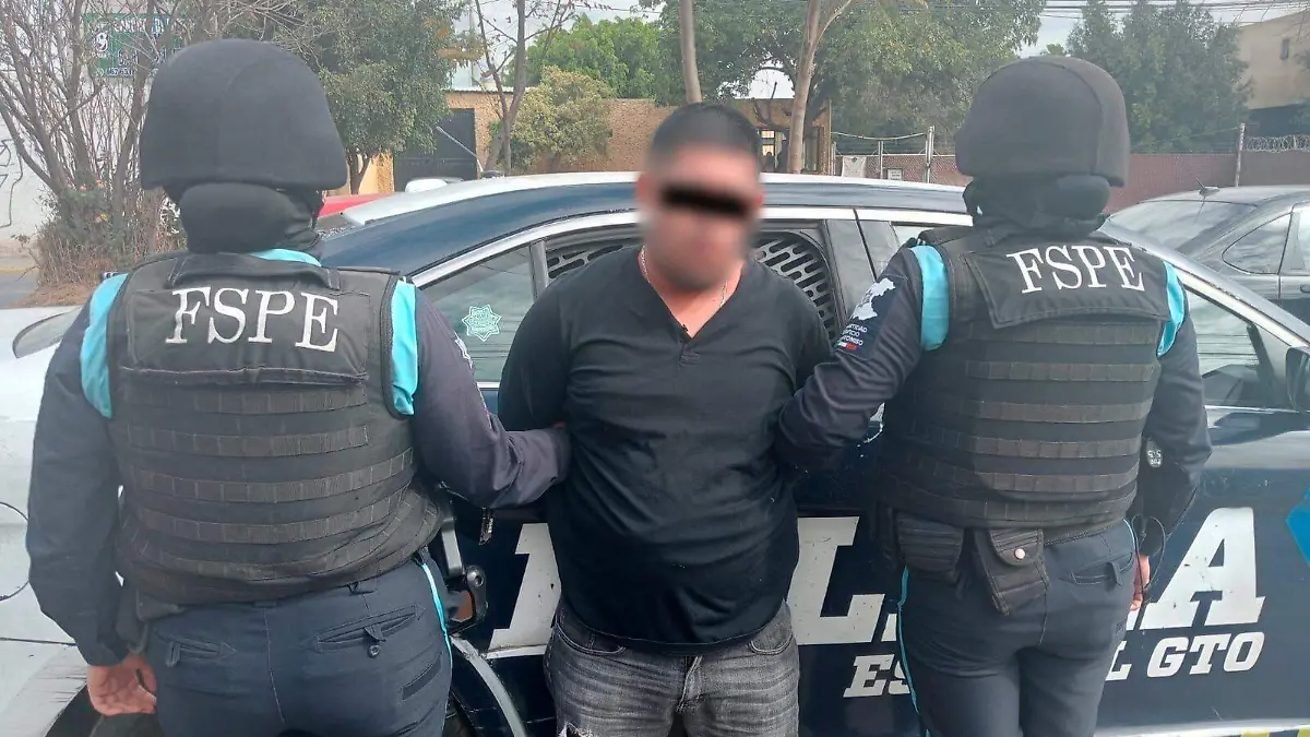 Aseguran a tres personas en posesión (6)