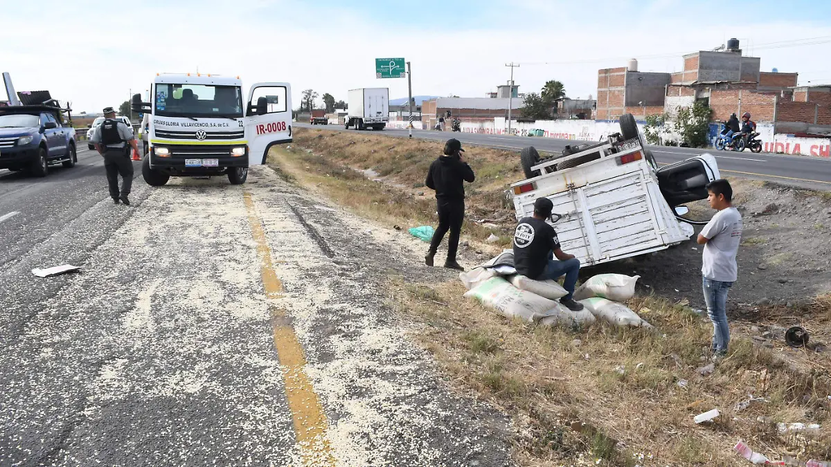 Vuelca Camioneta que Transportaba Maíz en el Libramiento Sur de la Ciudad de Irapuato
