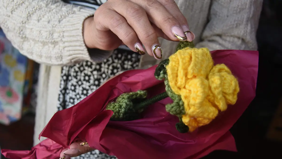 Flores tejidas, una alternativa artesanal para San Valentín en Irapuato