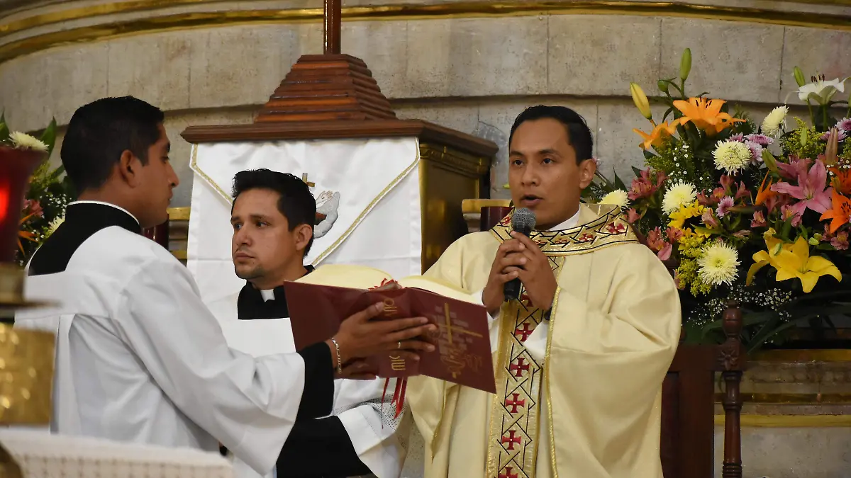 Canta misa del padre Bismarck 13