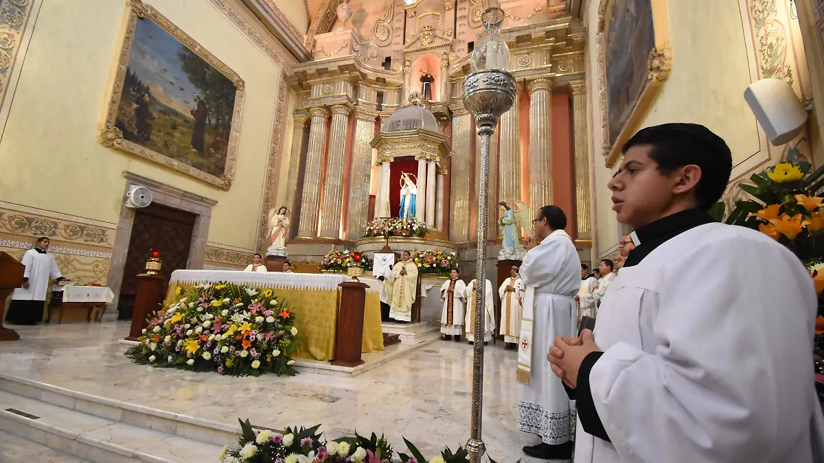 Canta misa del padre Bismarck 15