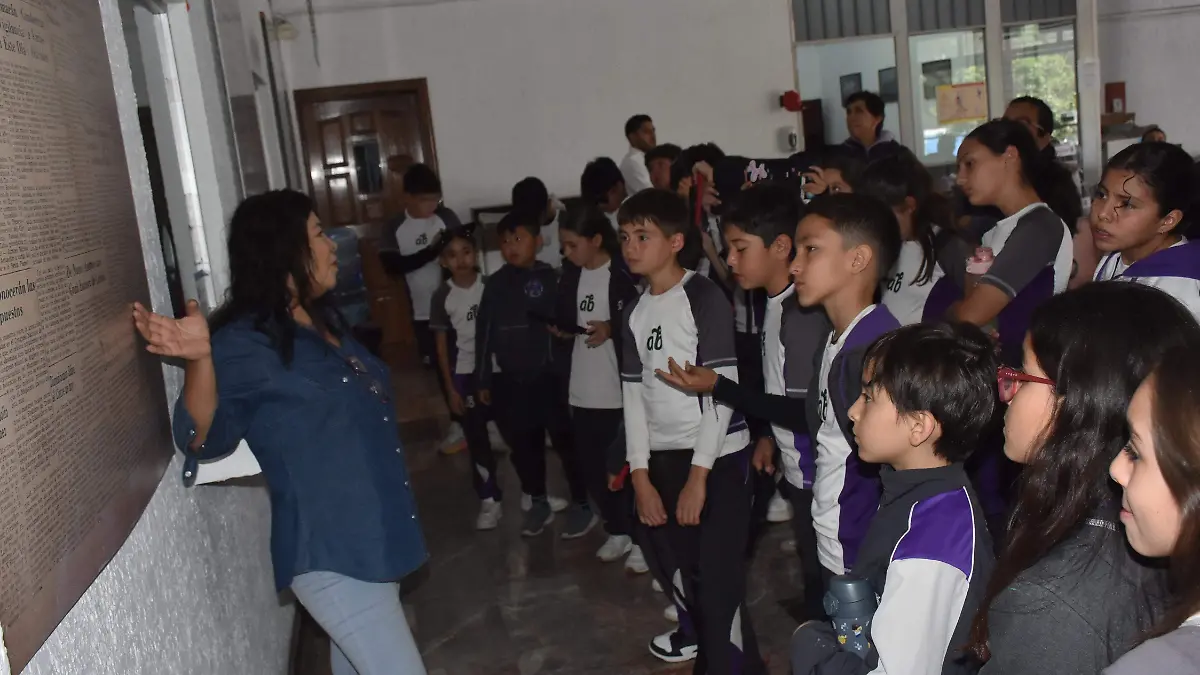 Estudiantes del colegio Alexander Bain conocen El Sol de Irapuato