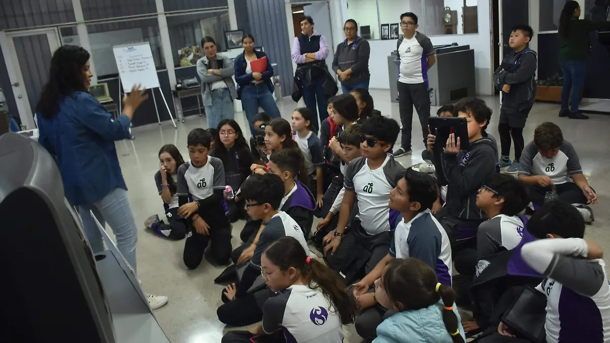 Estudiantes del colegio Alexander Bain conocen El Sol de Irapuato