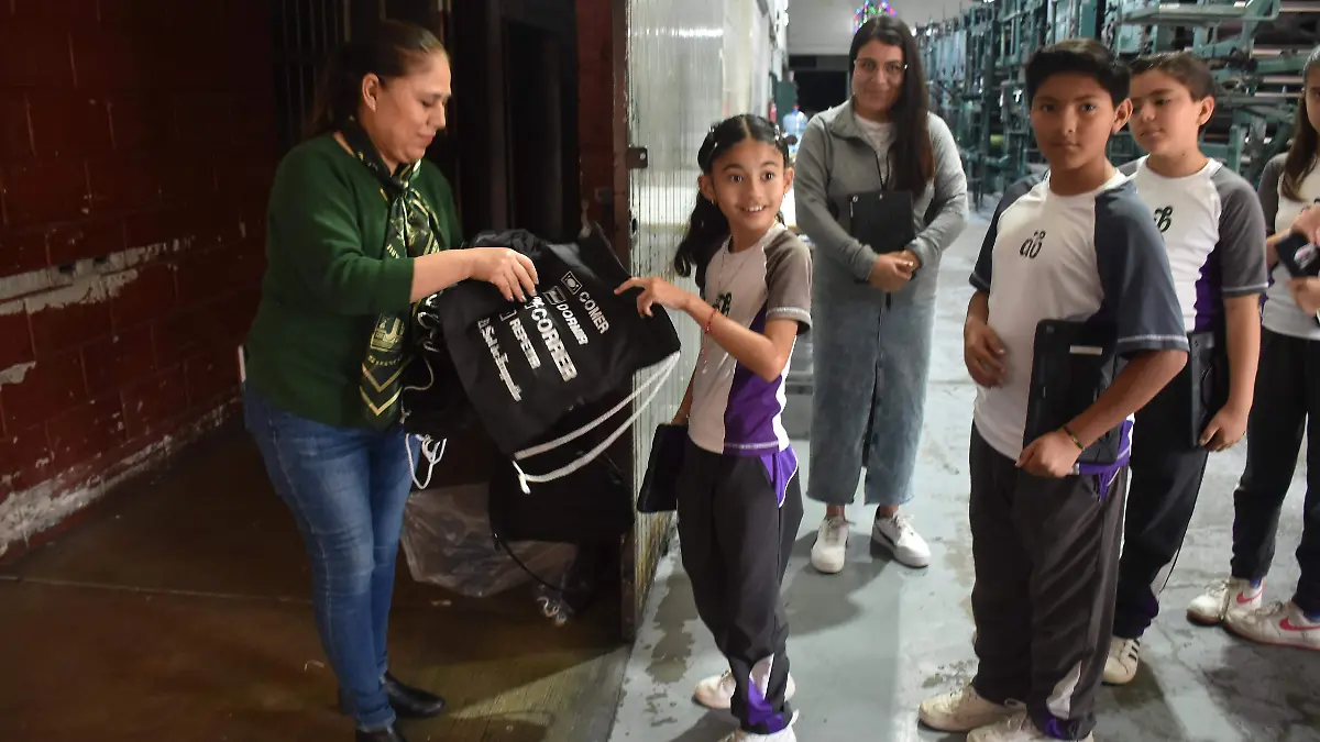 Estudiantes del colegio Alexander Bain conocen El Sol de Irapuato