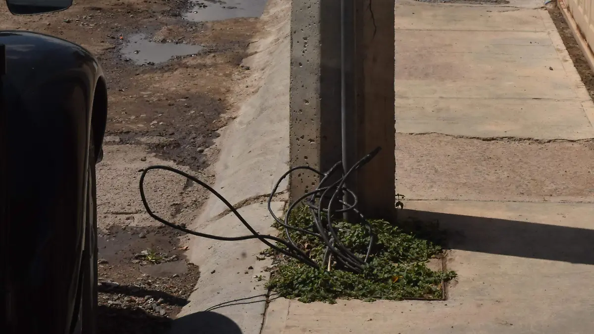 Habitantes de Galaxia El Naranjal en Irapuato reportan cableado expuesto presuntamente de alta tensión
