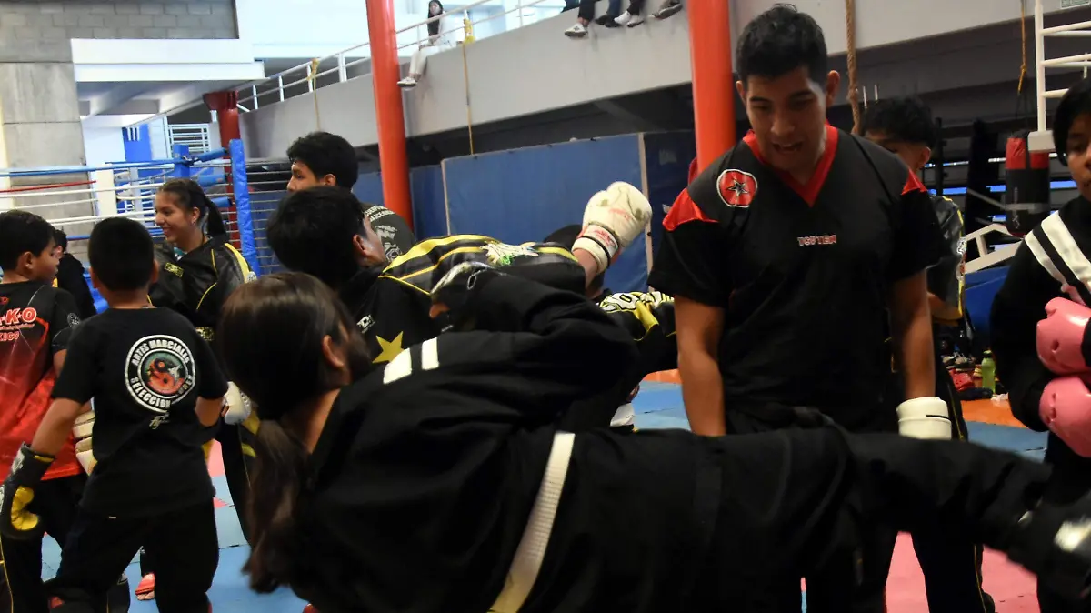 Jóvenes atletas irapuatenses reciben enseñanzas en Point Fighting de atleta mundial