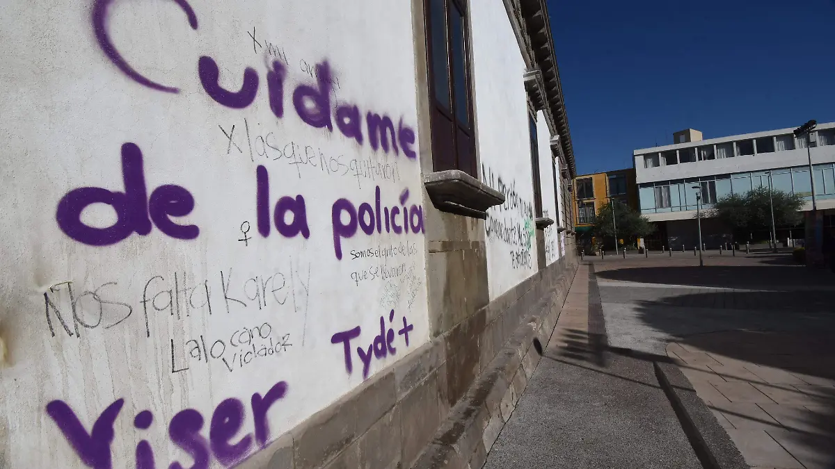 Daños apresidencia de marcha del dia de la mujer, jesus gtz el sol de irapuato (9)