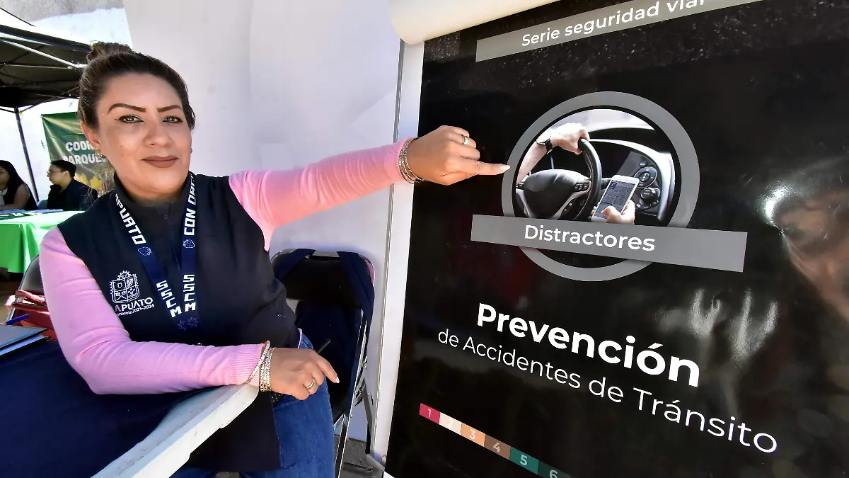 Distractores al Conducir automovil.-Ricardo Sanchez.- El Sol de Irapuato