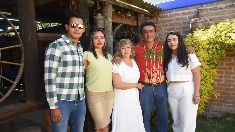 Lolis Razo celebra 65 años de vida con fiesta sorpresa