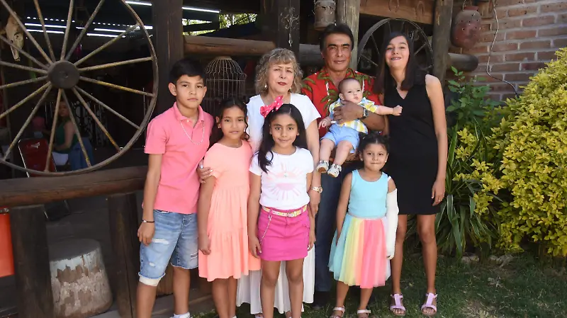 Lolis Razo celebra 65 años de vida con fiesta sorpresa