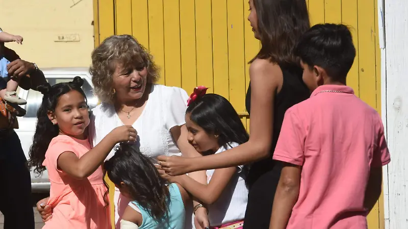 Lolis Razo celebra 65 años de vida con fiesta sorpresa
