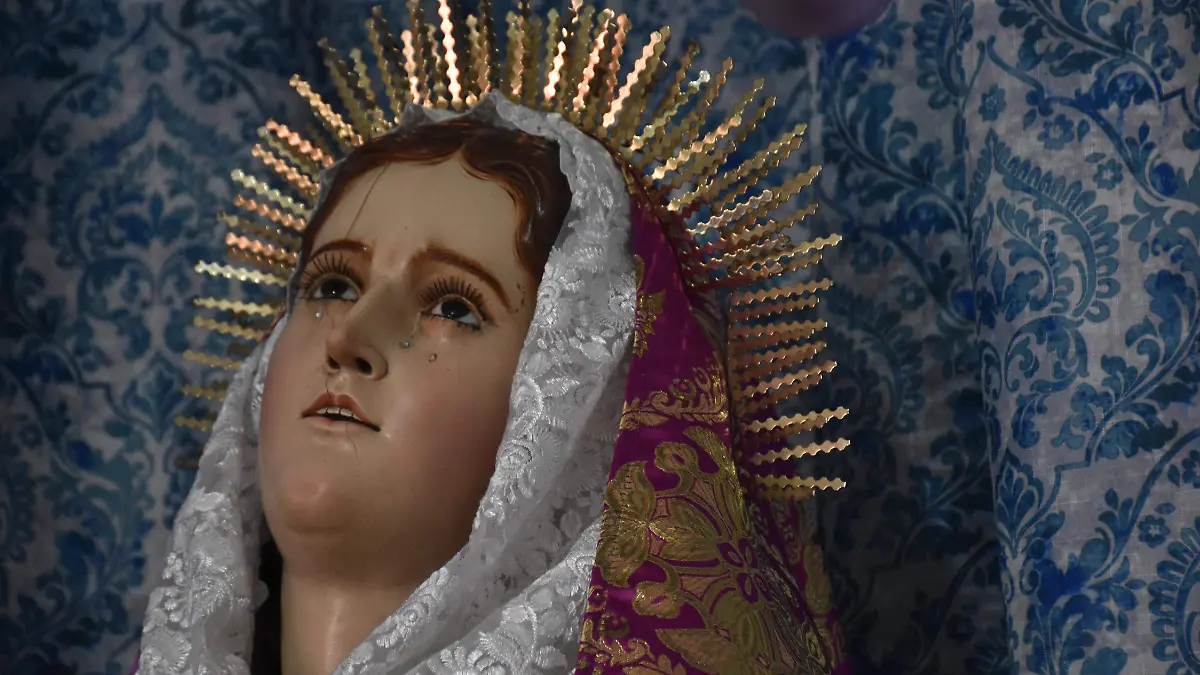 Conservan tradición de Viernes de Dolores con imagen familiar de más de 400 años