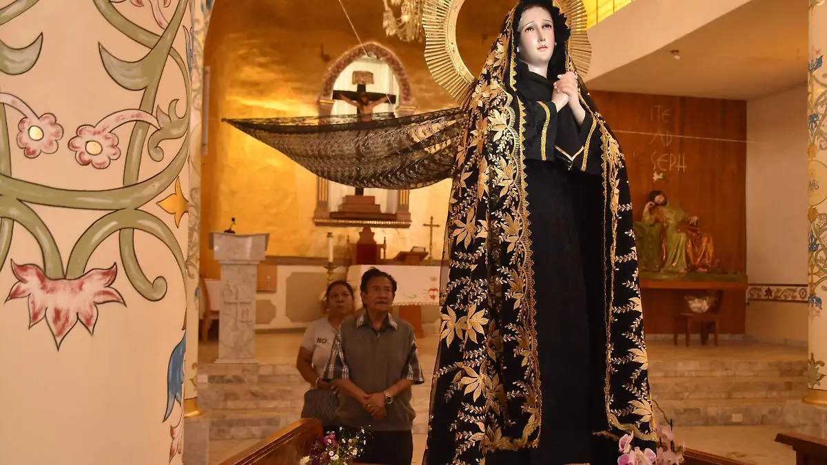 Feligreses mantienen viva la tradición del Viernes de Dolores en Irapuato